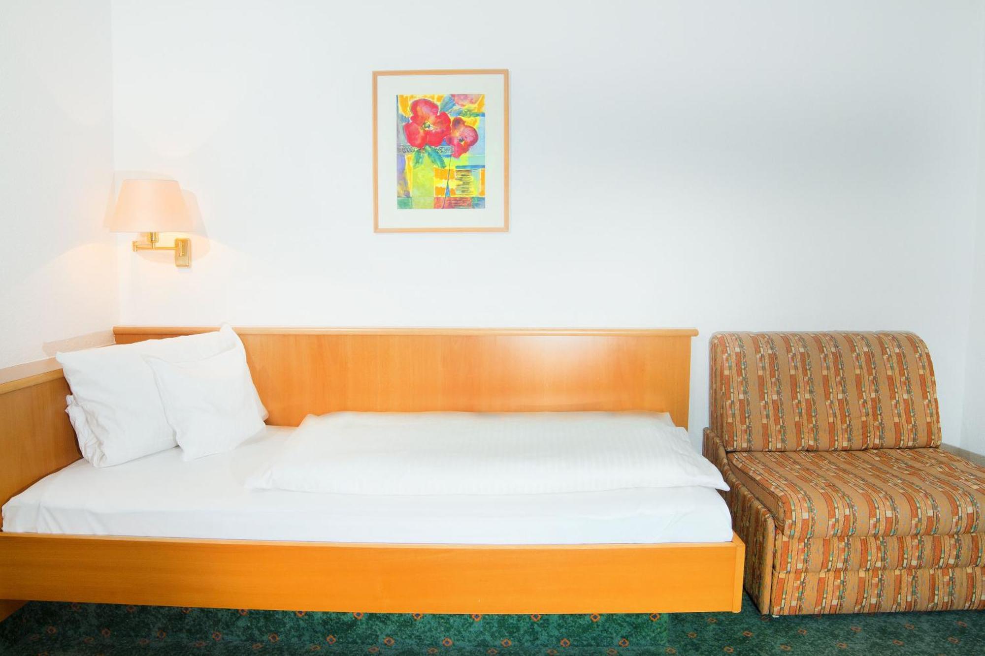 Hotel Zum Hirsch Wertingen Oda fotoğraf