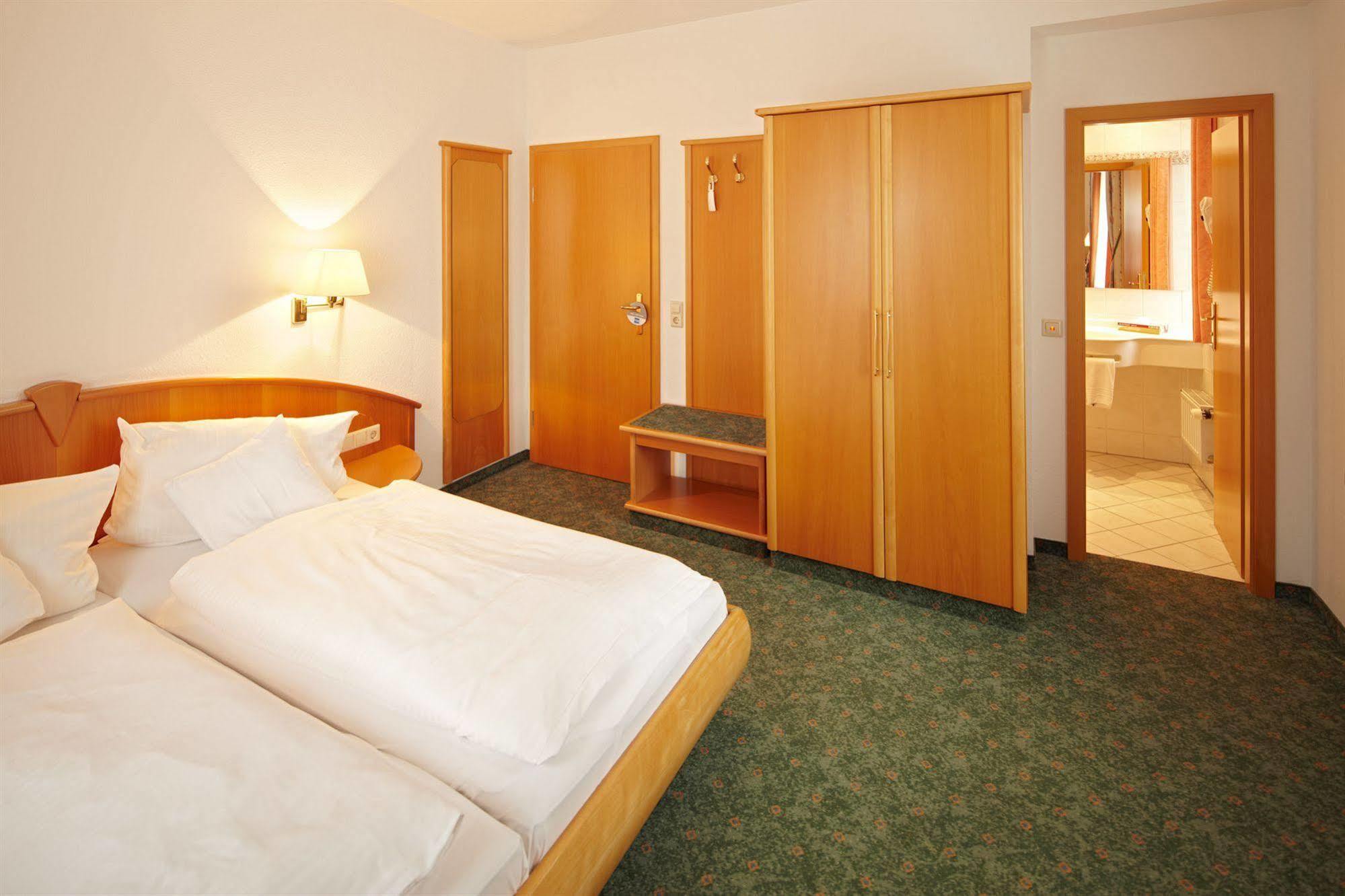 Hotel Zum Hirsch Wertingen Dış mekan fotoğraf