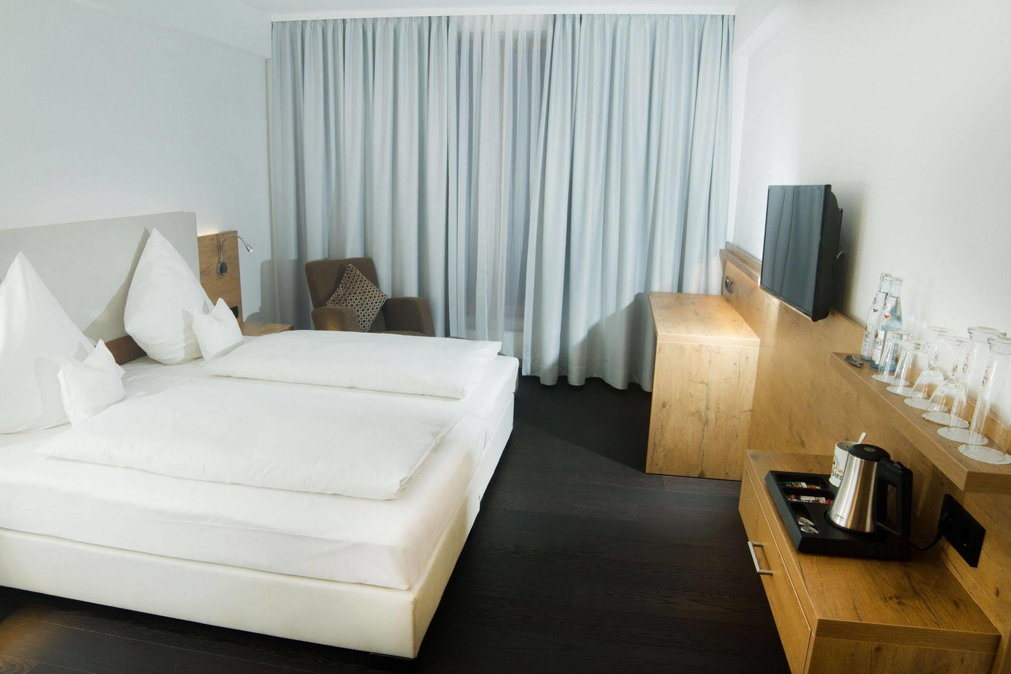 Hotel Zum Hirsch Wertingen Dış mekan fotoğraf