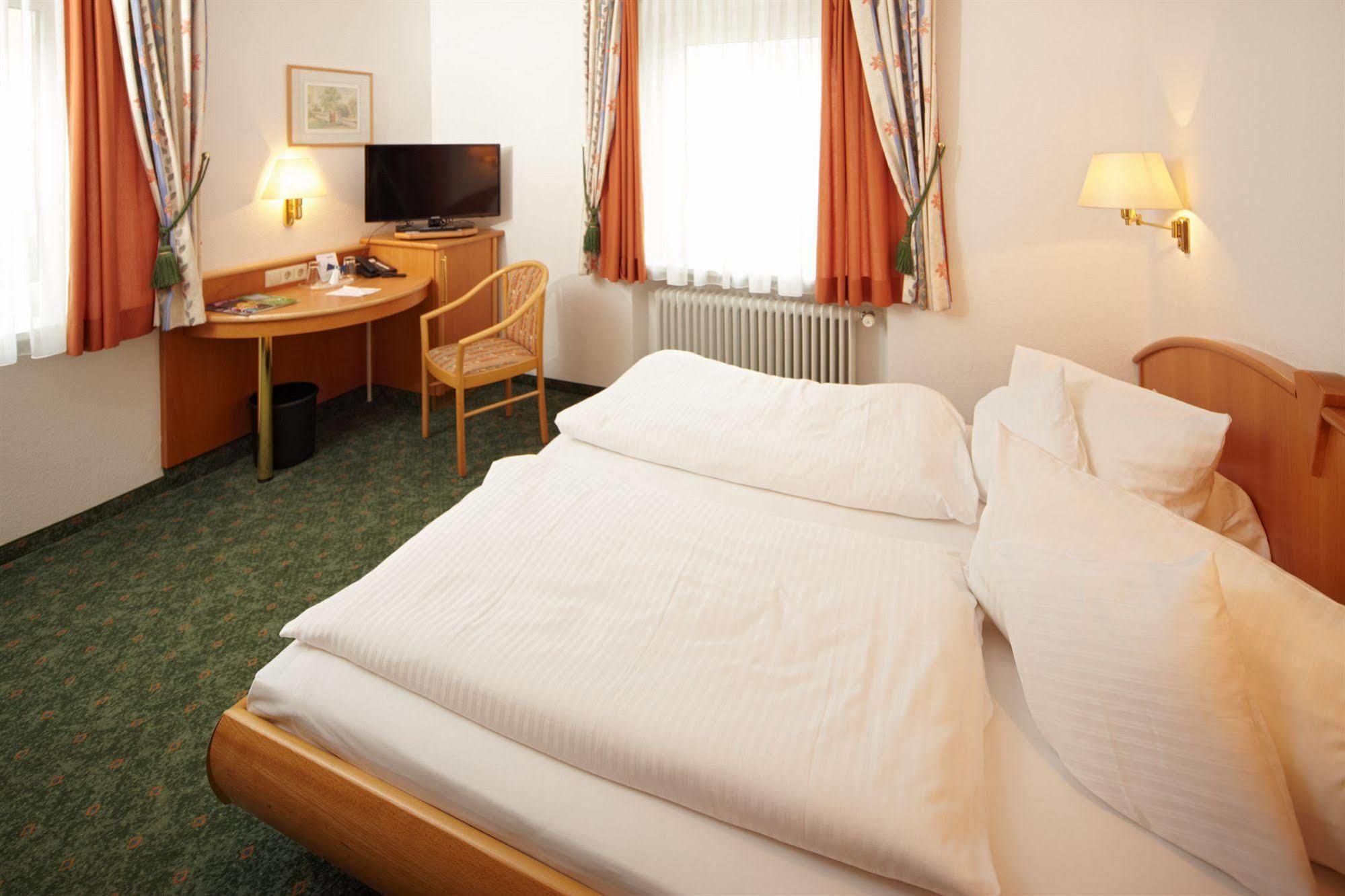 Hotel Zum Hirsch Wertingen Dış mekan fotoğraf