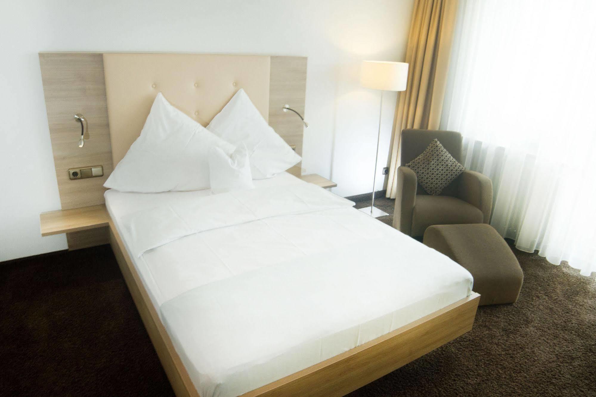 Hotel Zum Hirsch Wertingen Dış mekan fotoğraf