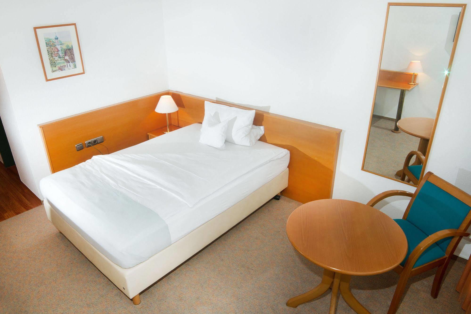 Hotel Zum Hirsch Wertingen Dış mekan fotoğraf