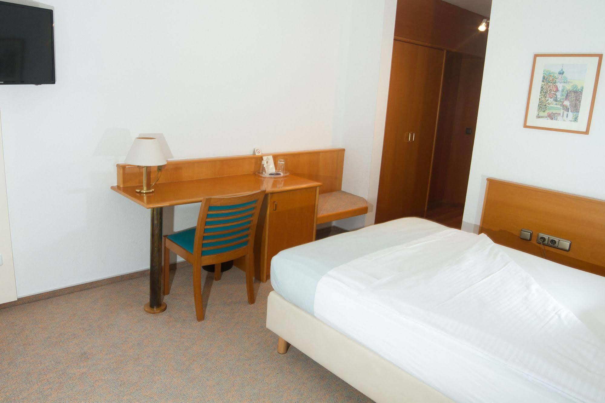 Hotel Zum Hirsch Wertingen Dış mekan fotoğraf