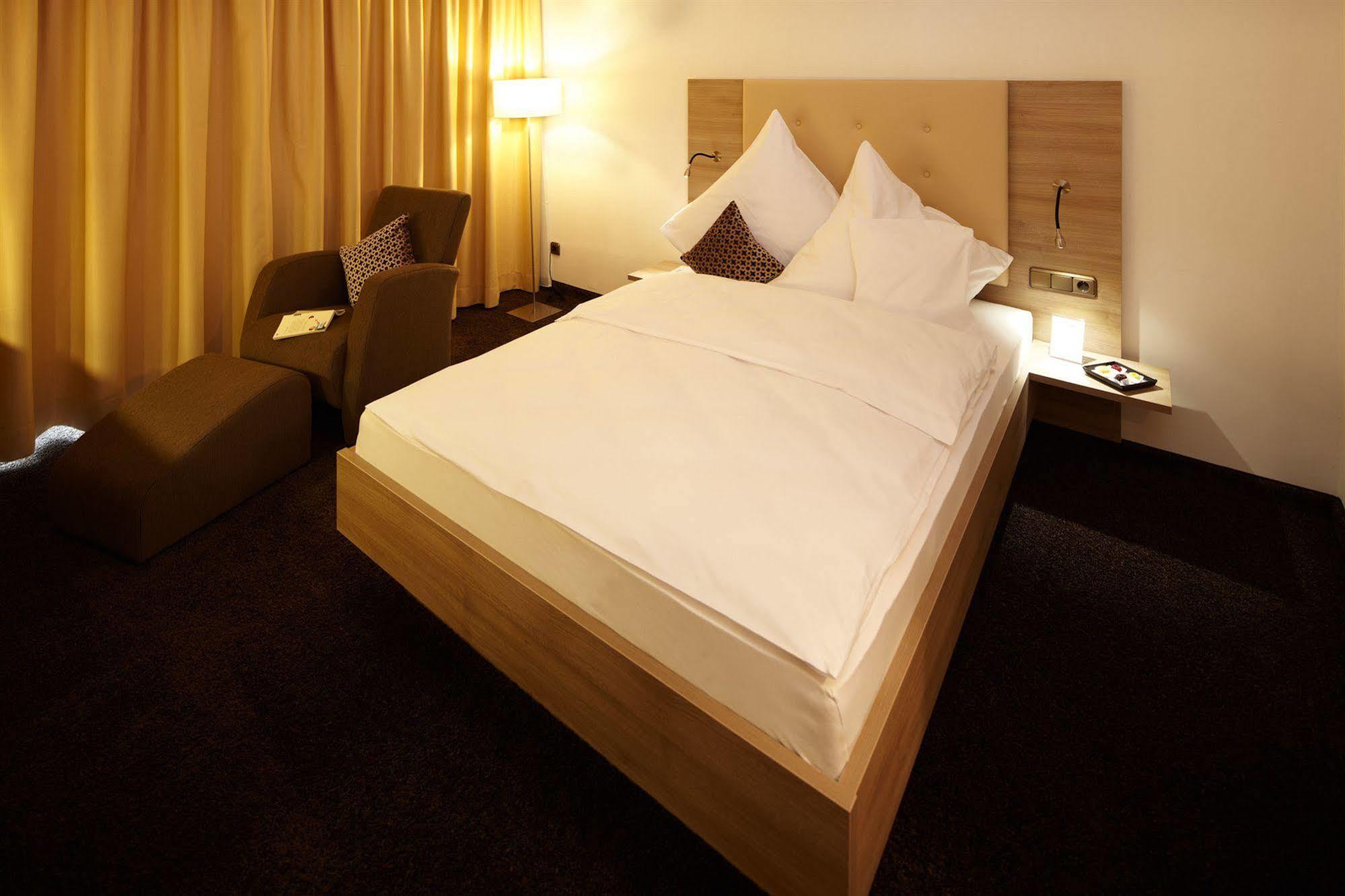 Hotel Zum Hirsch Wertingen Dış mekan fotoğraf