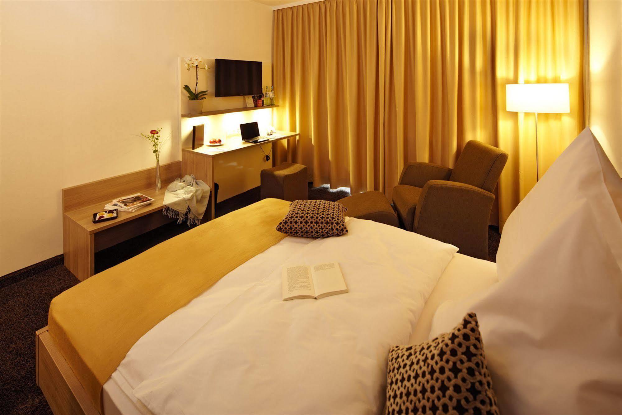 Hotel Zum Hirsch Wertingen Dış mekan fotoğraf