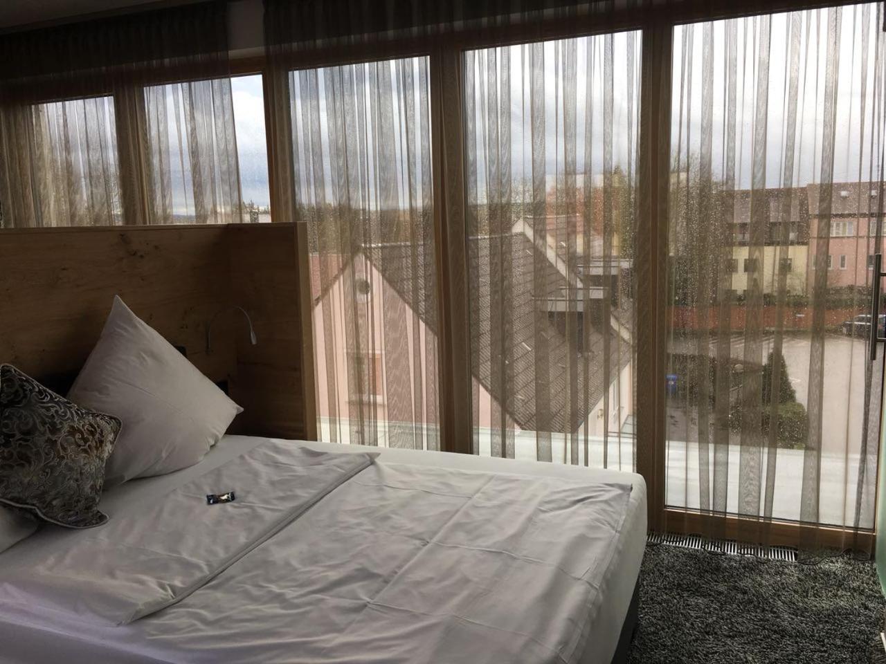 Hotel Zum Hirsch Wertingen Dış mekan fotoğraf